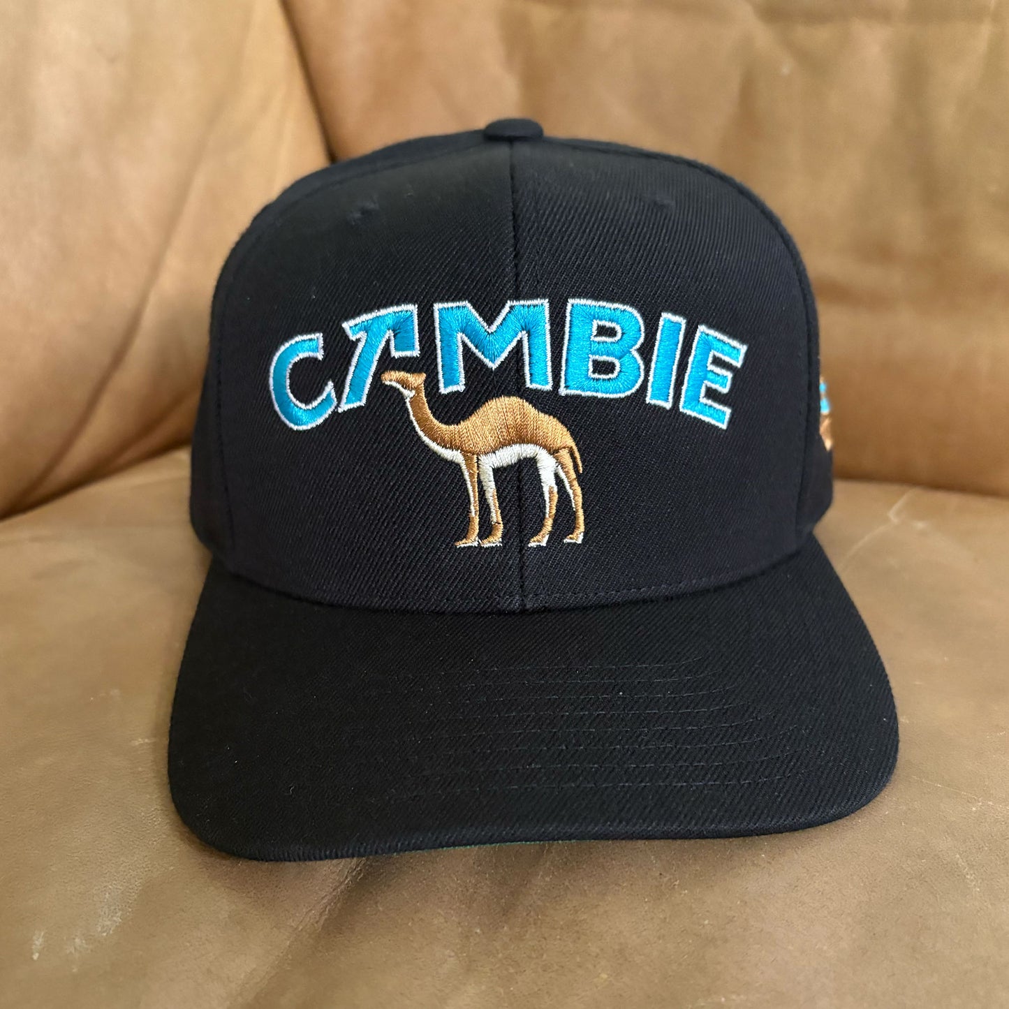 Cambie Camel 5-Panel Snapback (Black)